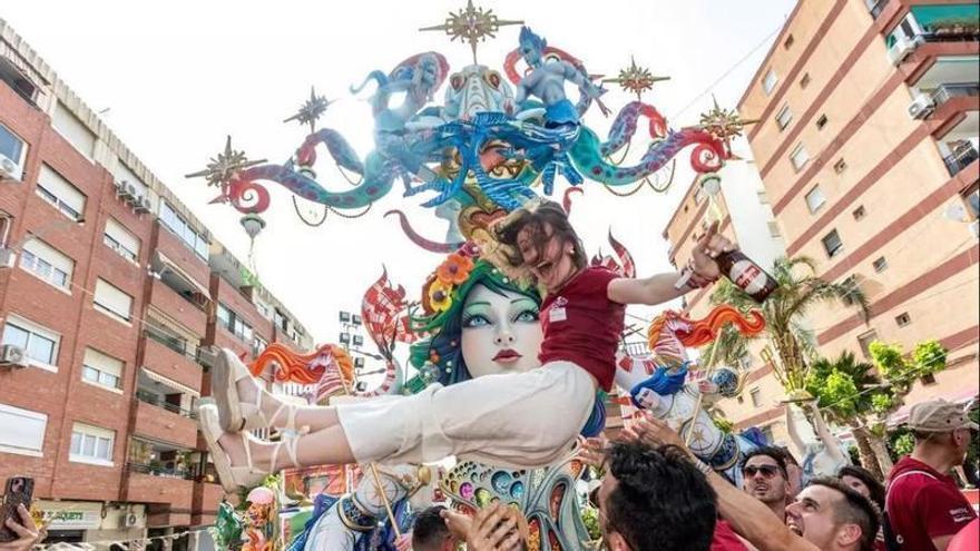 Josué Beitia sube al olimpo de las Hogueras de Alicante con su primer premio de Especial
