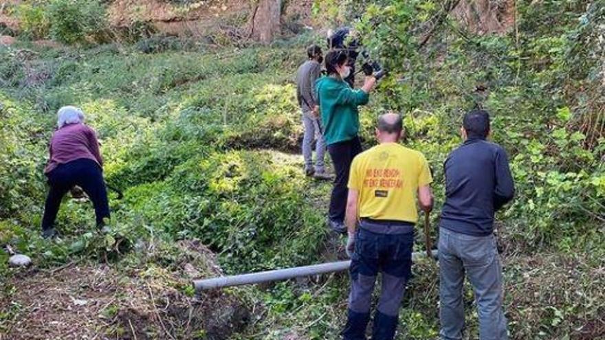 Els voluntaris durant la neteja a la Font del Ferrer de Bàscara.