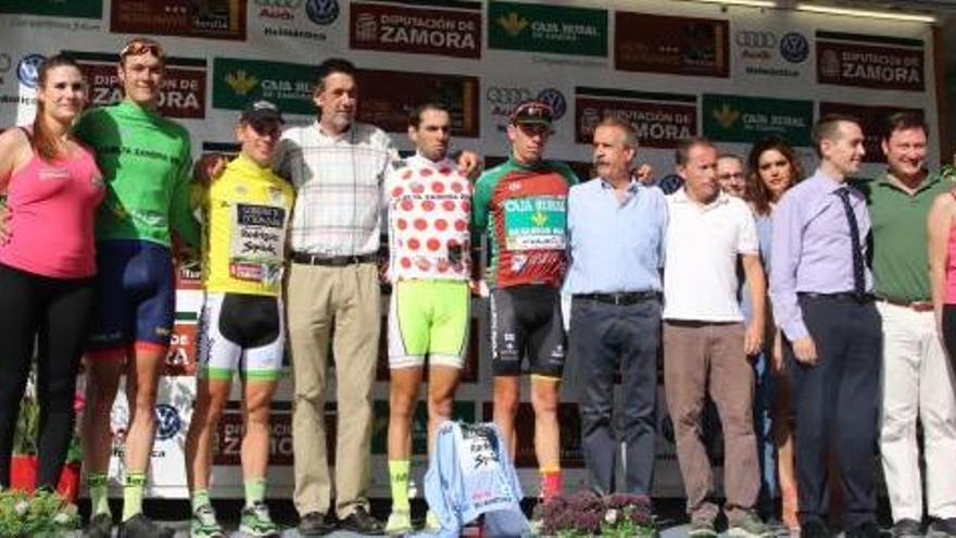 Los portadores de los maillots tras la segunda etapa.