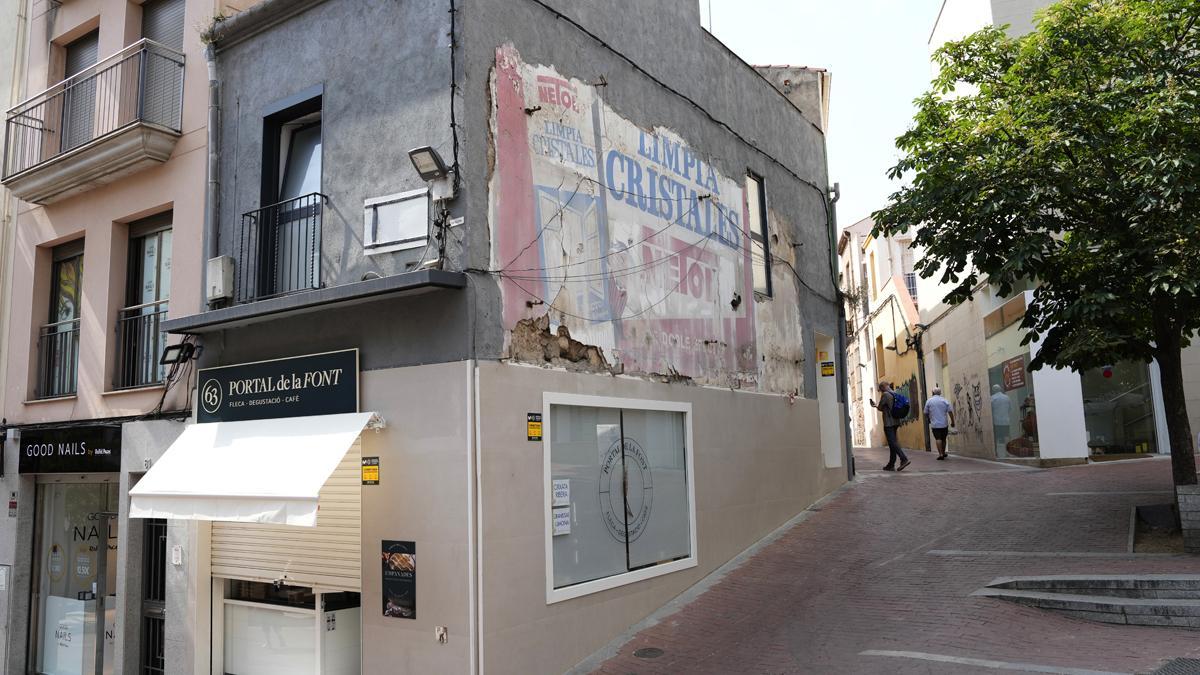 La fachada del edificio de Terrassa en la que ha aparecido el anuncio de Netol.