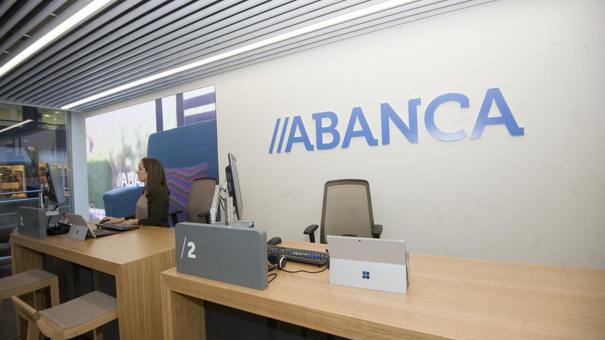 Interior de una oficina de Abanca.