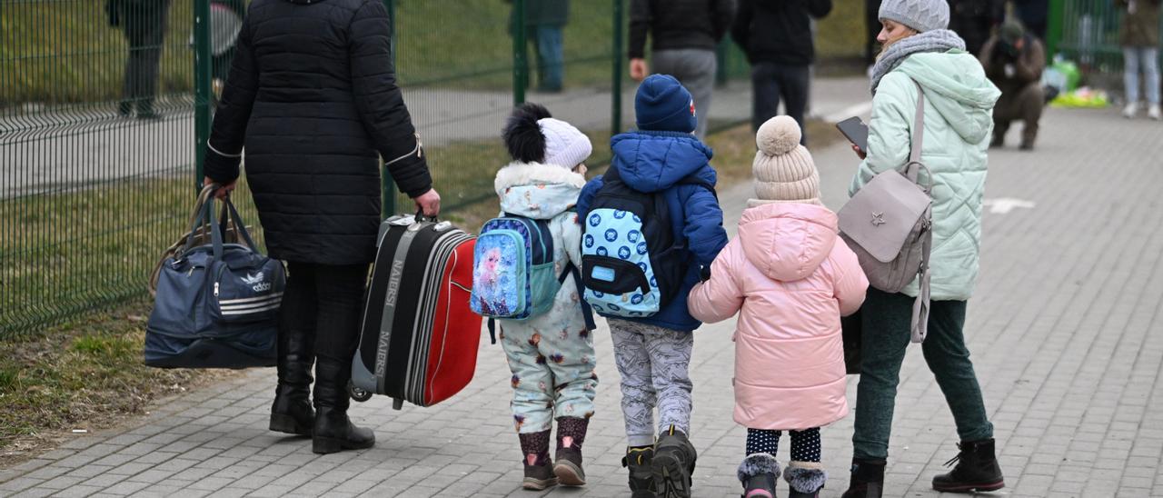 La ofensiva rusa provoca ya una marea de 100.000 refugiados que han abandonado Ucrania