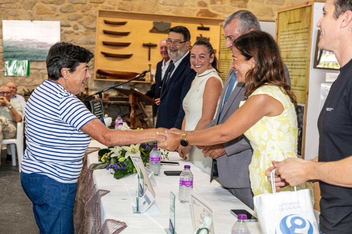 Villaverde, felicitando unha das xubiladas do mar homenaxeadas en Muros.