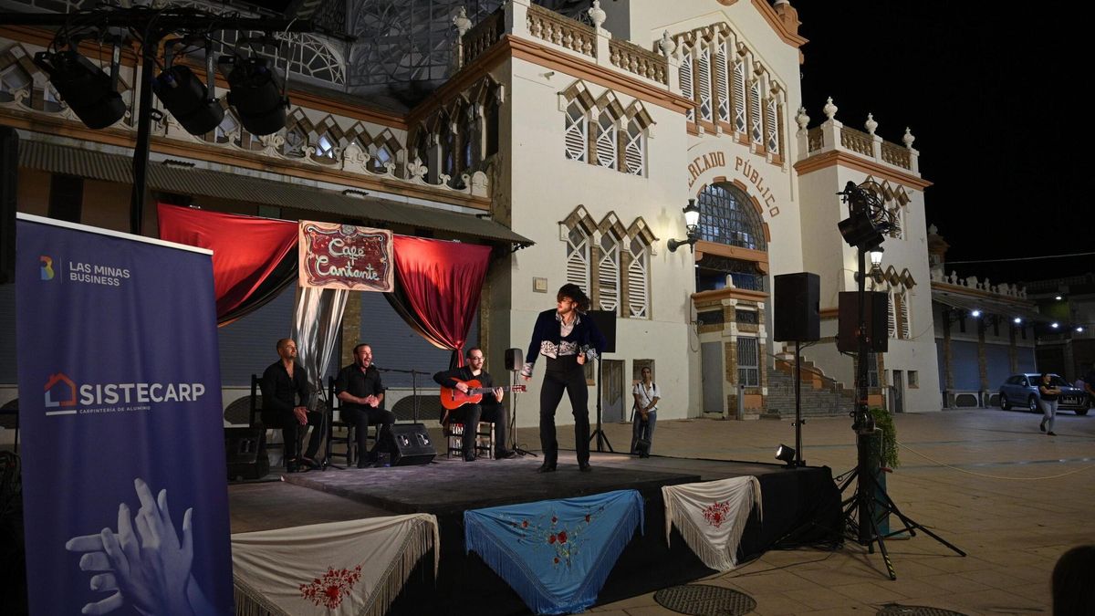Una actuación a las puertas del Antiguo Mercado Público, durante la pasada edición del Cante de las Minas.