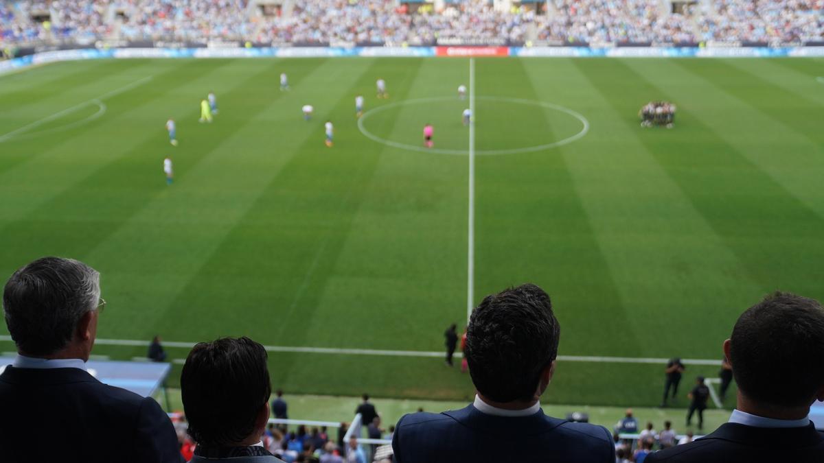 Palco de autoridades durante el partido del Málaga CF contra el Burgos en La Rosaleda