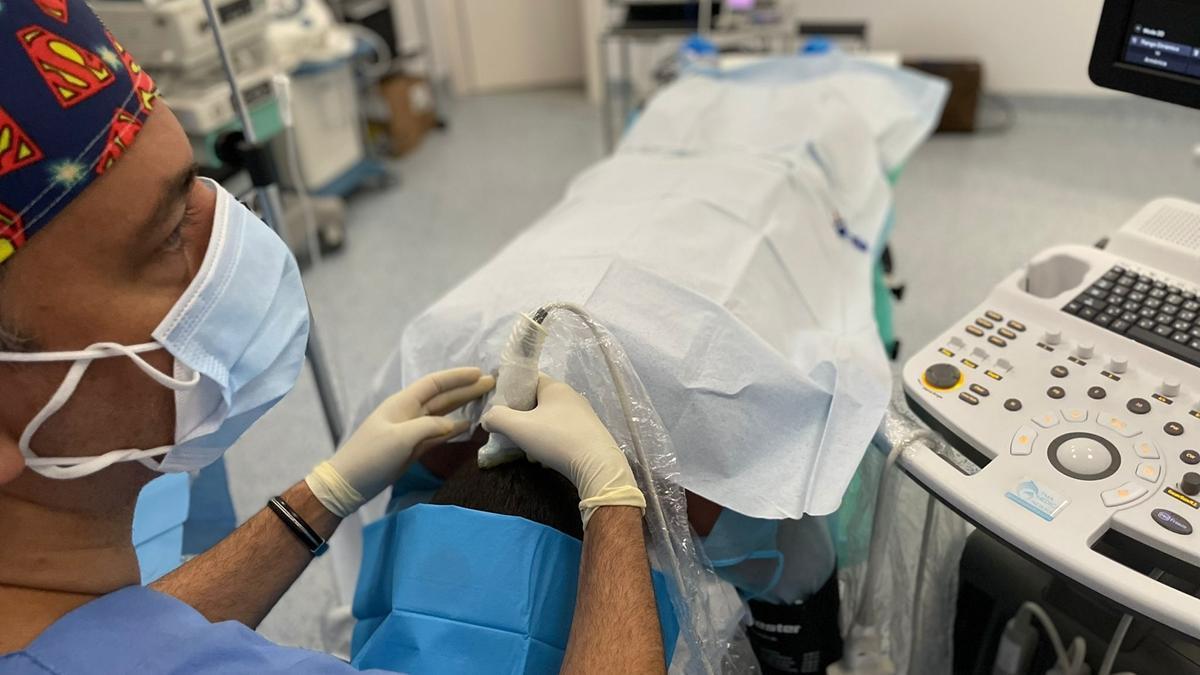 Doctor Marcel Unidad Avanzada del Dolor, durante un tratamiento de cefalea