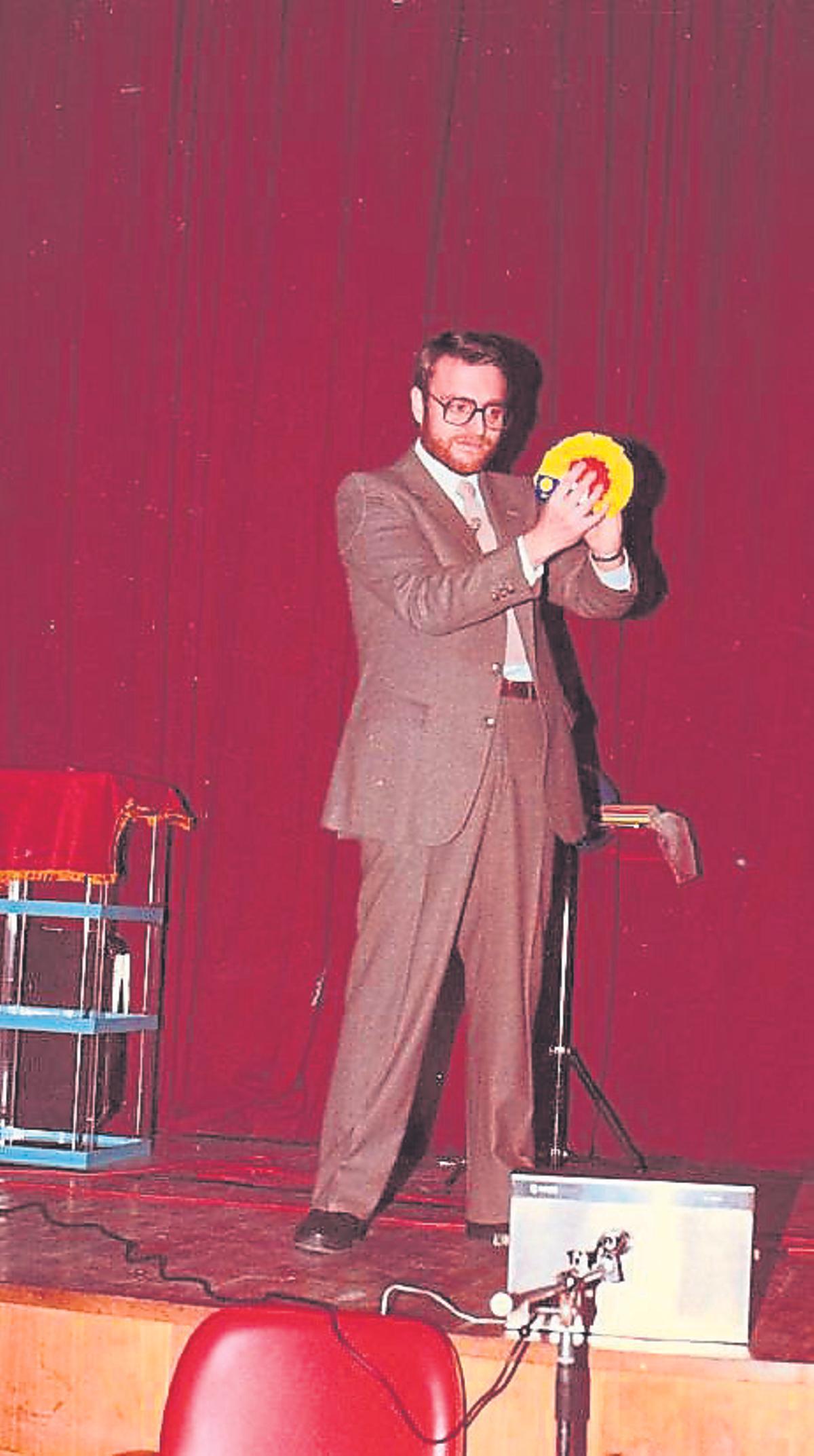 Agustín Guzmán Sancho haciendo magia para sus alumnos.