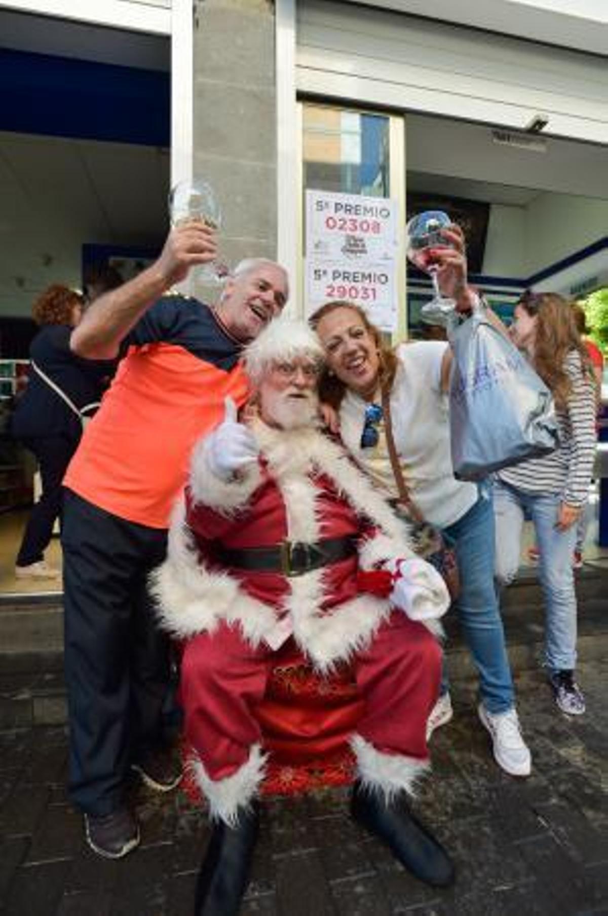 22-12-2018 LAS PALMAS DE GRAN CANARIA. Toca el Primer Premio y dos quintos premios en la administración de la calle Ripoche. Fotógrafo: ANDRES CRUZ  | 22/12/2018 | Fotógrafo: Andrés Cruz