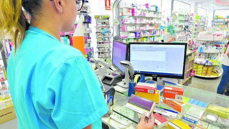 Imagen de archivo del interior de una farmacia sin relación directa con la información. | |