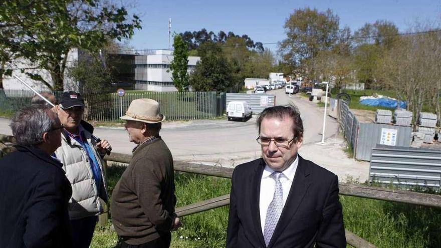 En primer término, Marcelino Abraira, junto a varios vecinos de El Pisón, con la depuradora al fondo.