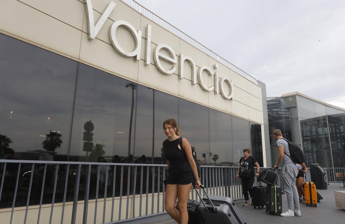 Turistas llegando al aeropuerto de Valencia.