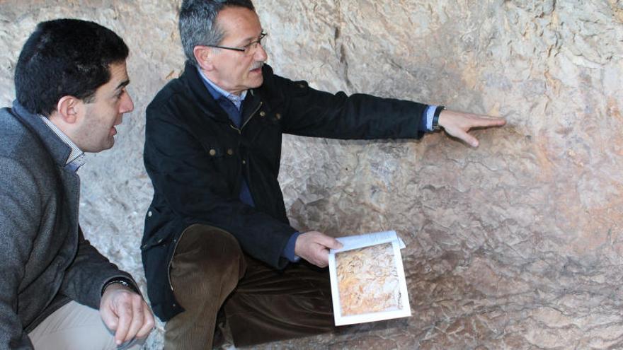El alcalde y el director del Museo Arqueológico en las pinturas rupestres de la Sarga