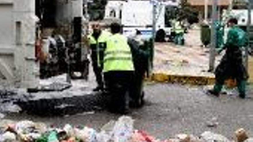 Los ´botellones´ generaron el sábado 31.600 kilos de basura