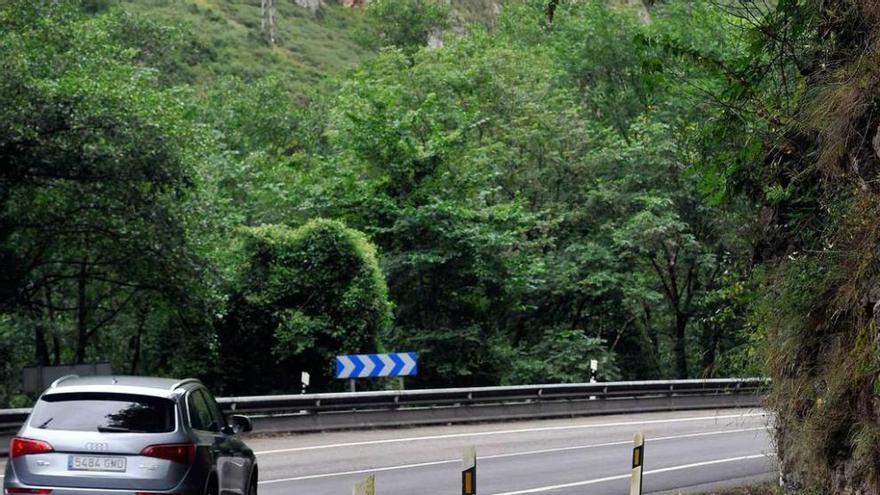 Desprendimientos en la antigua carretera entre Oviedo y Mieres