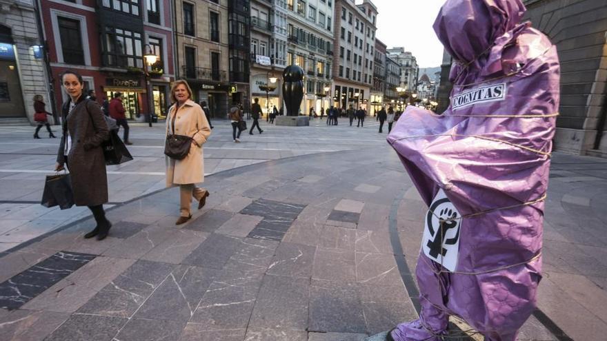 &quot;Mujeres incógnitas&quot;, instalación por el Día de la Mujer en las estatuas de Oviedo