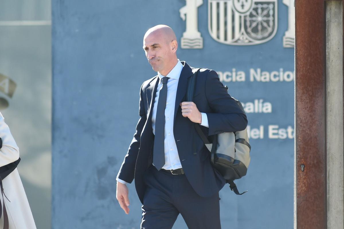06/02/2025 El expresidente de la RFEF, Luis Rubiales, a su salida del juicio por el ‘caso Rubiales’, en la Audiencia Nacional de San Fernando de Henares, a 6 de febrero de 2025, en San Fernando de Henares, Madrid (España). Hoy declaran como testigos las jugadoras de la selección, Alexia Putellas e Irene Paredes, por videoconferencia desde Barcelona, la jugadora Laia Codina y una amiga de Jennifer Hermoso. El principal acusado, Luis Rubiales, se enfrenta a una petición por parte de Fiscalía de 2 años y 6 meses de cárcel por el beso no consentido y las presuntas coacciones posteriores a la jugadora de la Selección femenina Jennifer Hermoso. POLITICA Gustavo Valiente - Europa Press