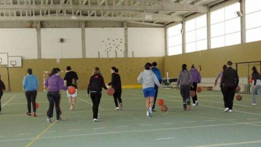 Los alumnos del IES do Pazo da Mercé se quejan del frío que pasan en las clases en el pabellón.  // D.P.