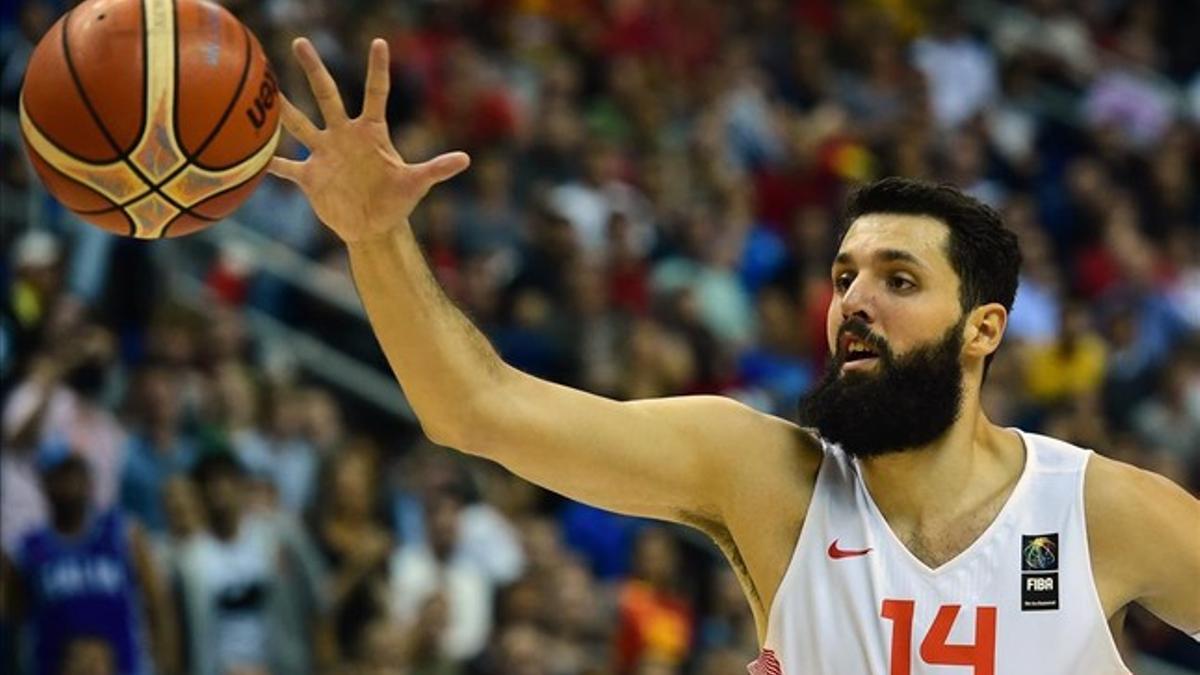 rpaniaguaspain s nikola mirotic reaches for a long pass dur150909185557