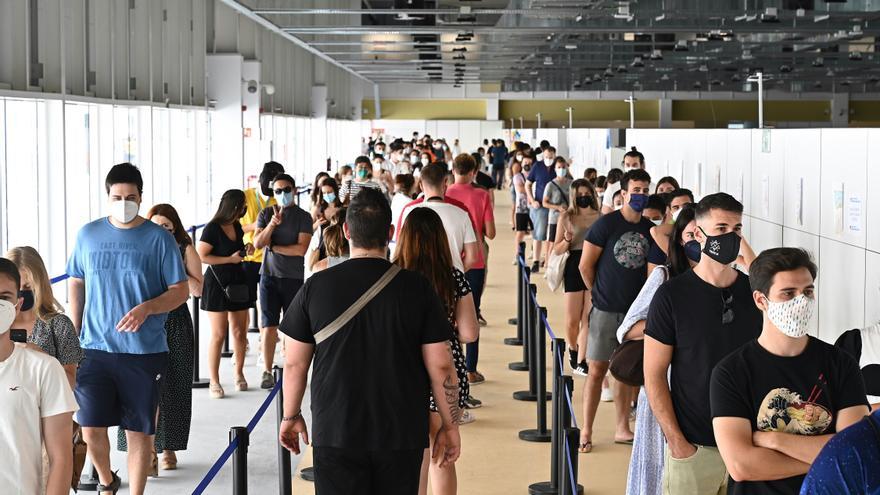 Colas de vacunación en el Hospital Isabel Zendal para conseguir el certificado covid