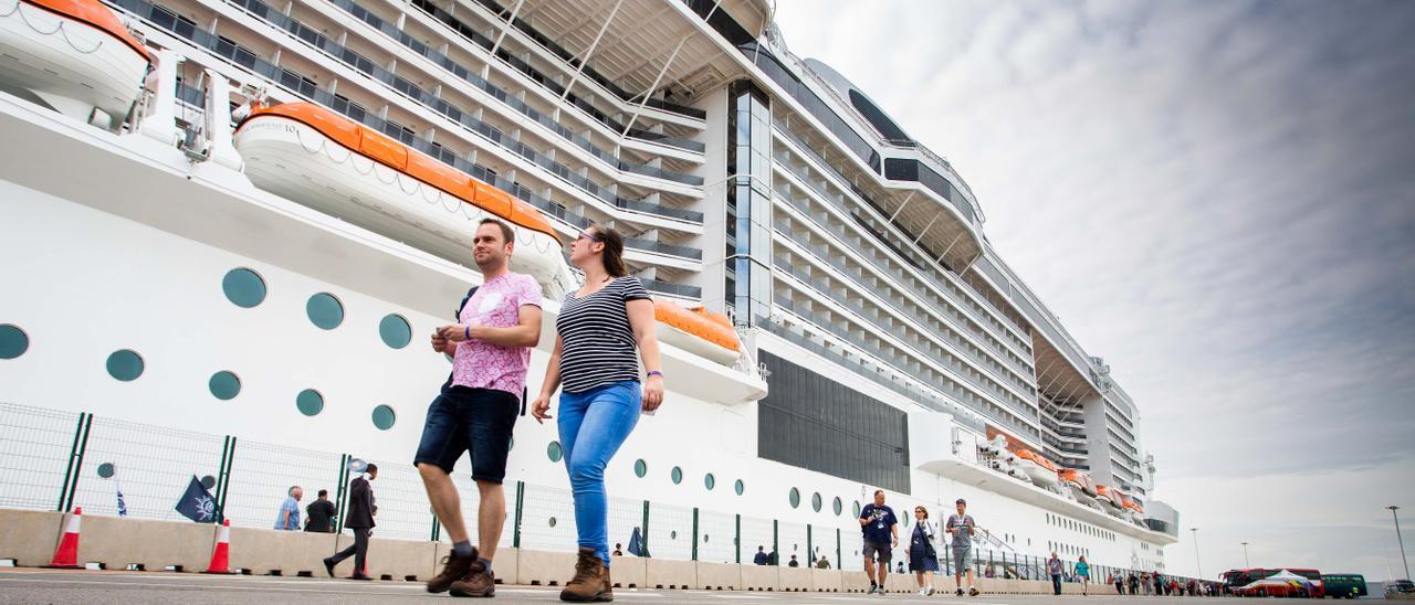 Una de las escalas realizadas por un buque de MSC Cruceros en el Puerto de València, en una imagen de 2019