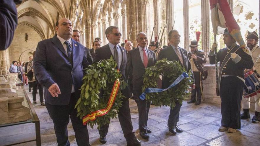 Caunedo, Fernández, Antonio Sabino (Amigos del País de Avilés) y Luis Busto. Al lado, niños milicianos. manuel benito