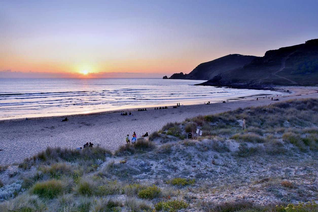 Atardecer en la playa de Mar de Fora, Finisterre, Galicia, España.