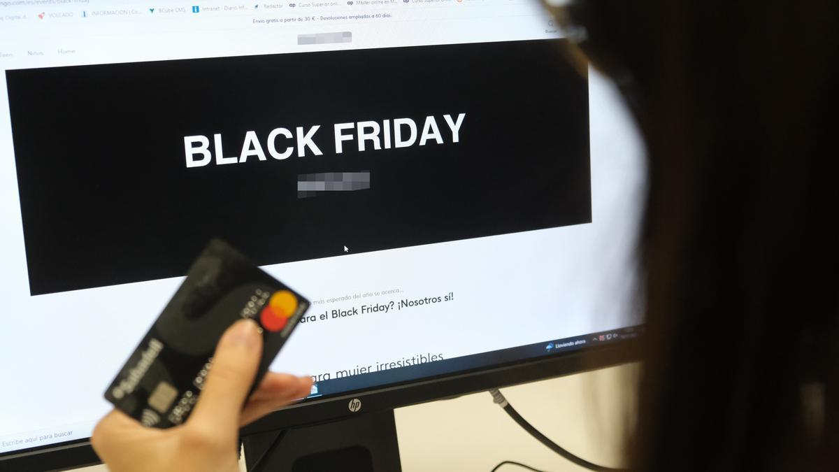 Una compradora mira las ofertas de una web por el Black Friday.