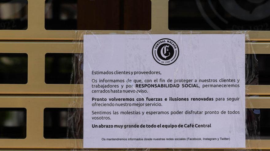 Cartel de un comercio del centro de Málaga, este sábado por la tarde.