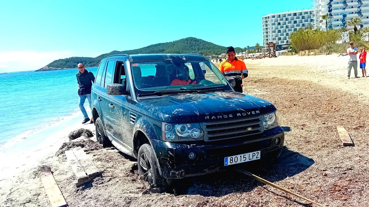 Un todoterreno, atrapado en la arena de una playa de Ibiza