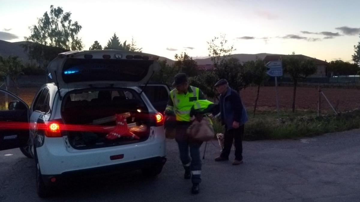 El anciano y su perro, tras ser encontrados por la Guardia Civil. // G.C.