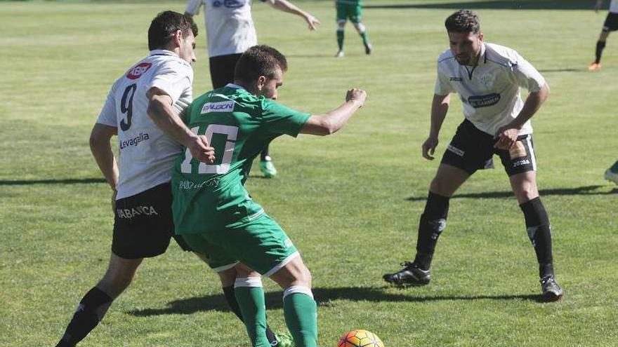 Dos jugadores del Ourense CF presionan a un rival durante el partido de Copa en Espiñedo. // Iñaki Osorio