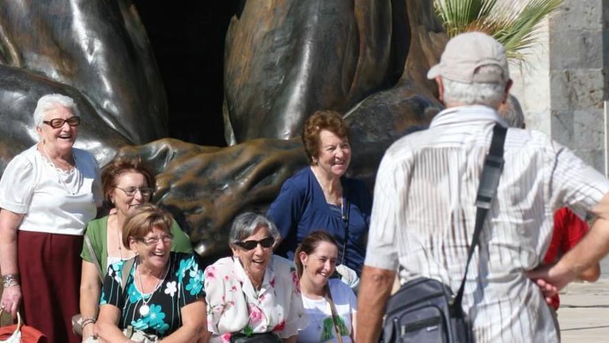 Un grupo de jubilados posa para una fotografía en Cartagena en una imagen de archivo.