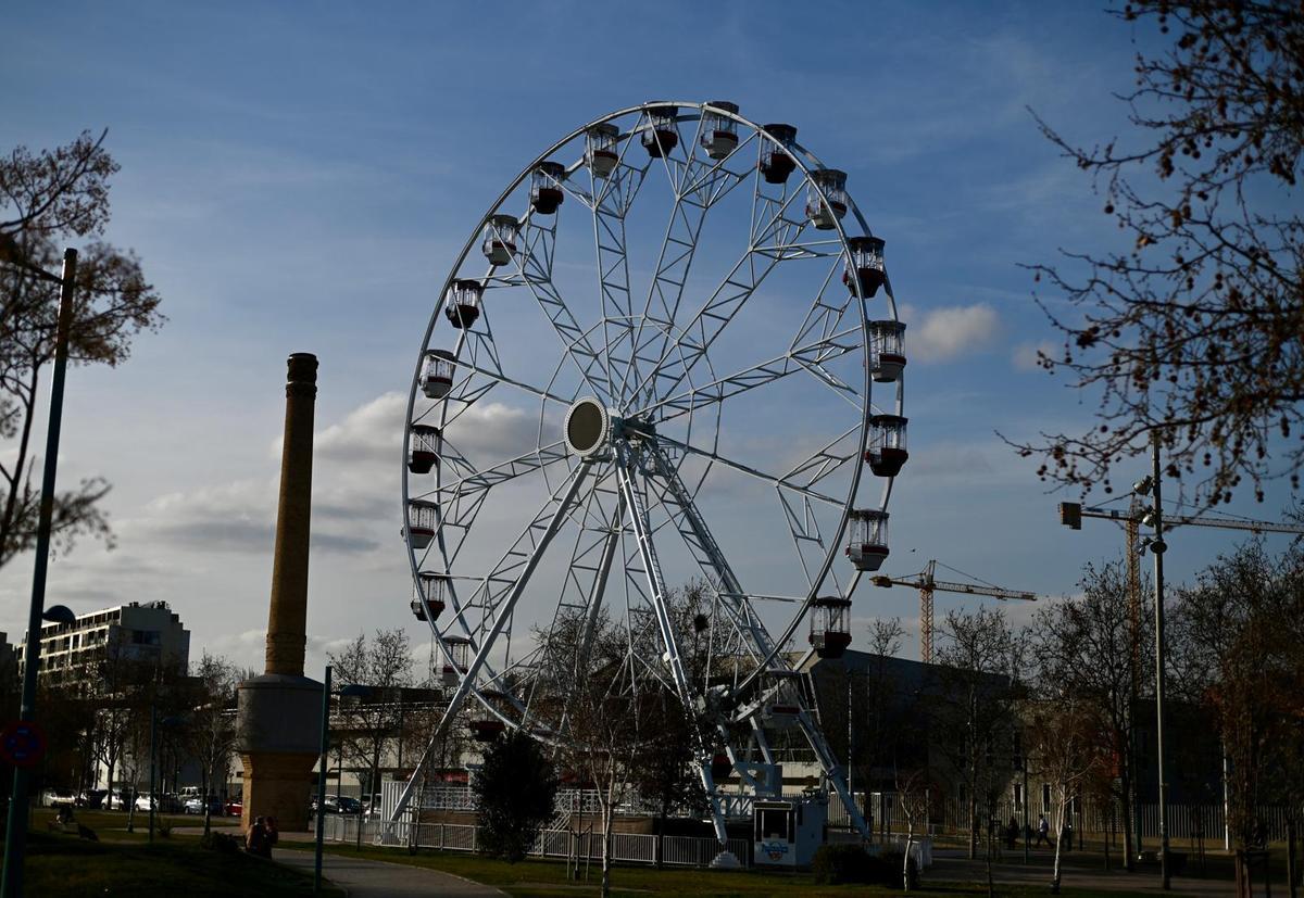 La noria de La Chimenea, este lunes, un mes después de que se haya ordenado su desmontaje.