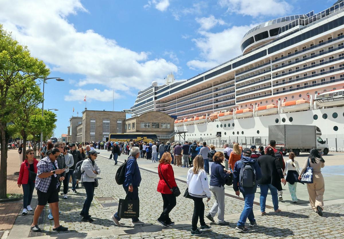El crucero " MSC Preziosa " atracado en la Estación Marítima del Puerto de Vigo, en el primer embarque de viajeros desde dicho lugar desde hace cinco años. Cruceristas. Atlantic Vigo Cruise Terminal. Cola. Fila. Escala. Barco. Buque. Turismo. Muelle de Trasatlánticos. Transatlánticos. Transporte Marítimo de pasajeros