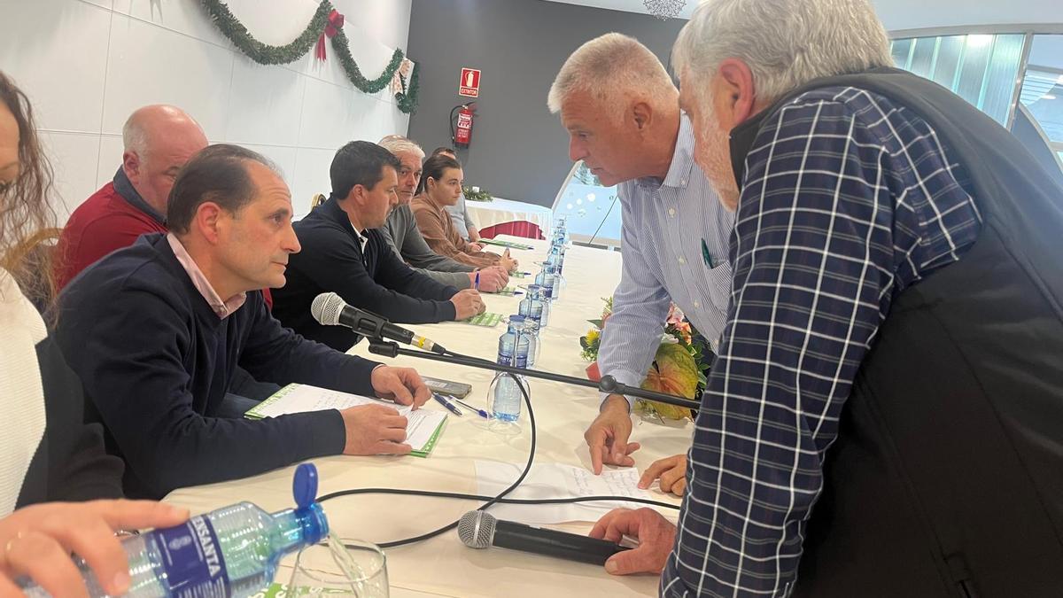 José Álvarez Alonso, a la izquierda, conversa con Luis Cortés y Fernando Marrón tras ser elegido, en Silvota.