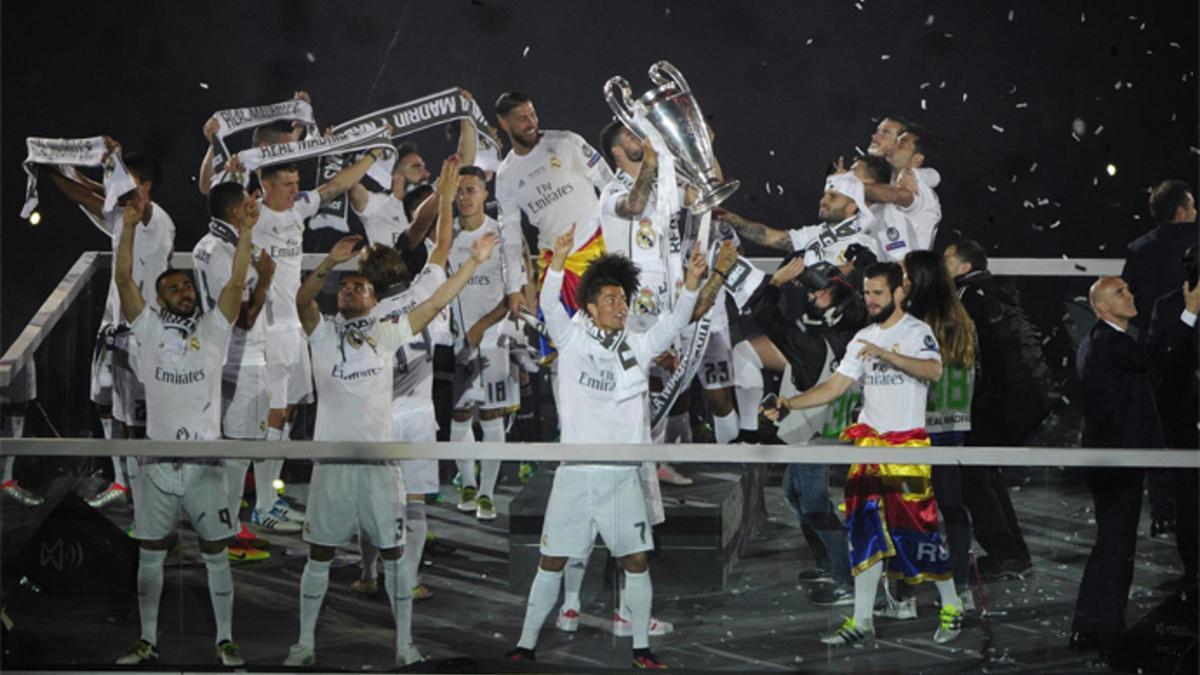 La plantilla del Real Madrid da la vuelta d ehonor en el Santiago Bernabéu en el autobús descubierto