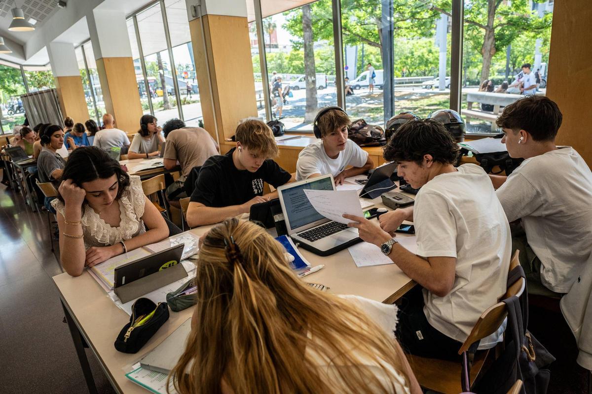 Estudiantes preparan el examen de selectividad en la Biblioteca Jaume Fuster de Barcelona