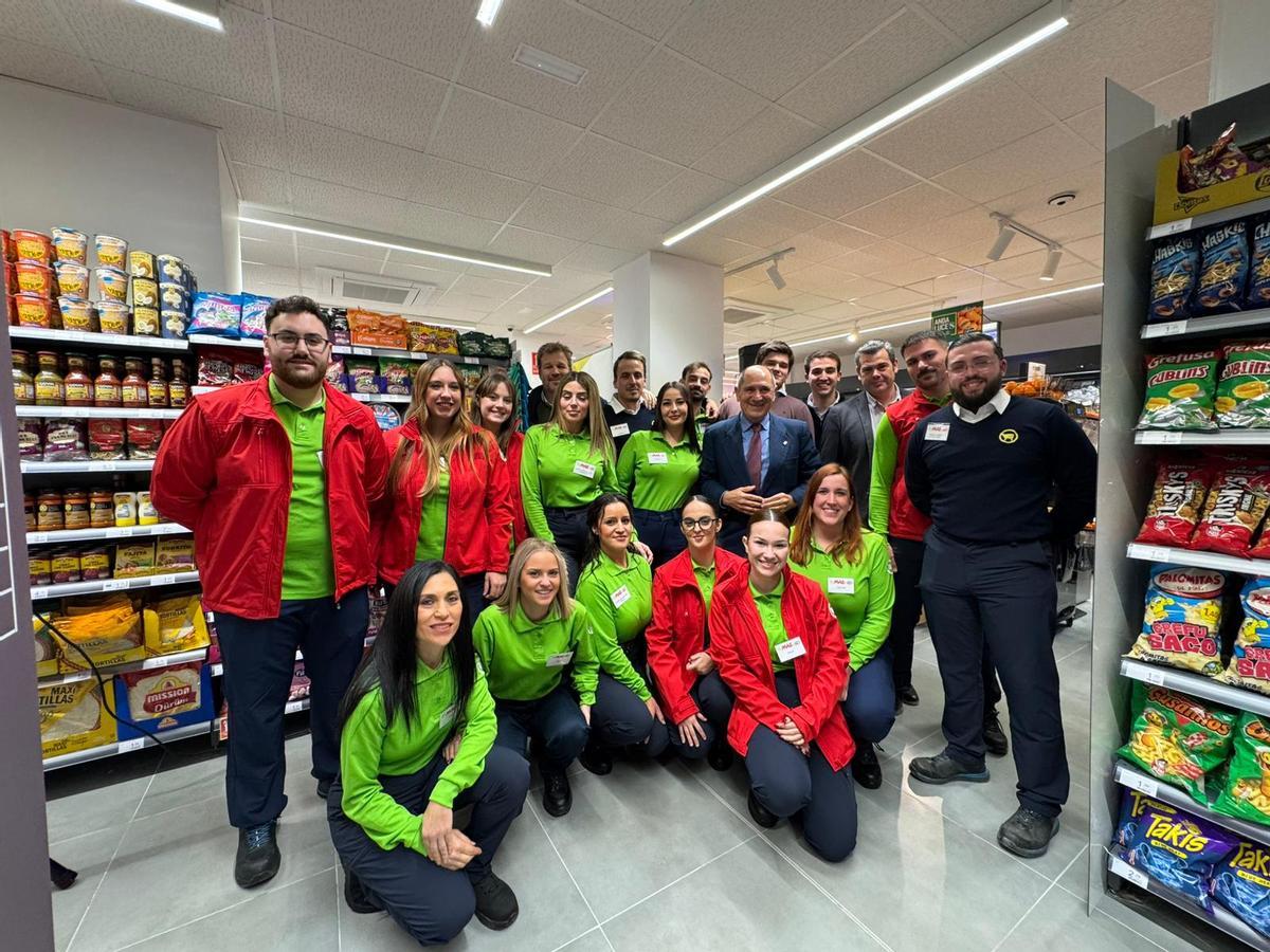 Equipo del nuevo supermercado MAS&amp;GO de Málaga