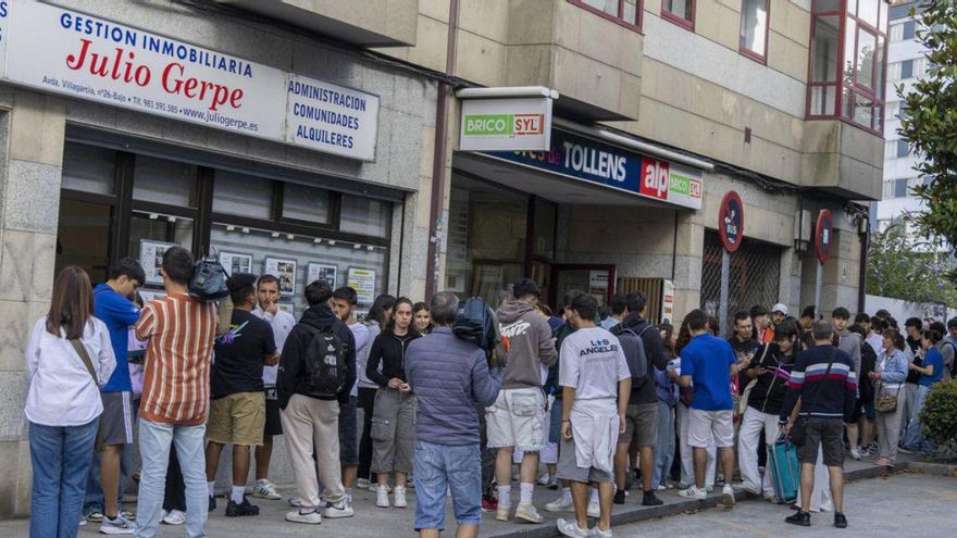 Colas desde las cinco de la mañana para encontrar piso  | JESÚS PRIETO