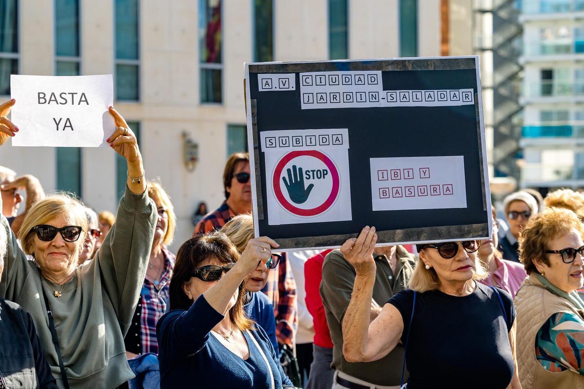 Pancartas en la concentración de noviembre contra la subida del IBI y la basura.