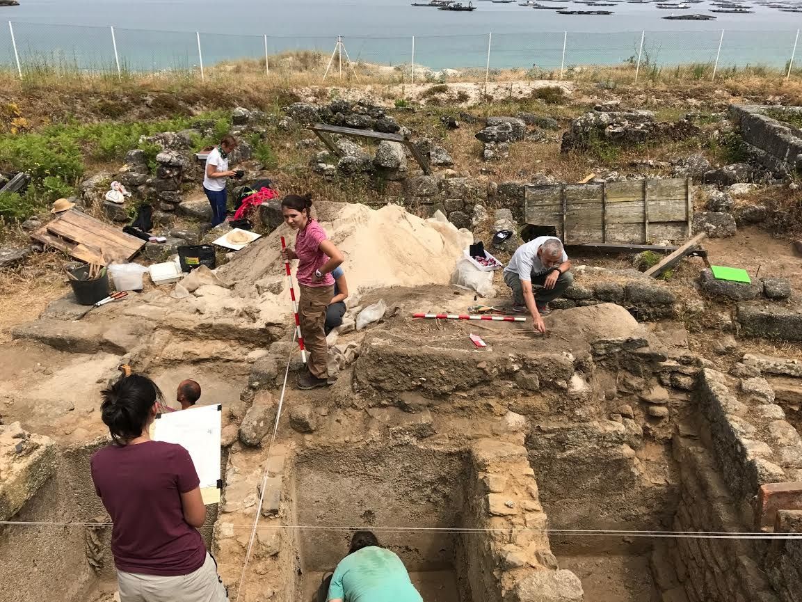 El yacimiento se sitúa en el cordón dunar de la playa de O Carreiro.