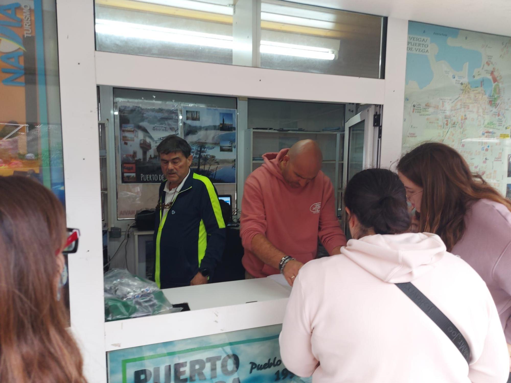En imágenes: Colas en Puerto de Vega para conseguir una entrada para el partido de la Copa del Rey