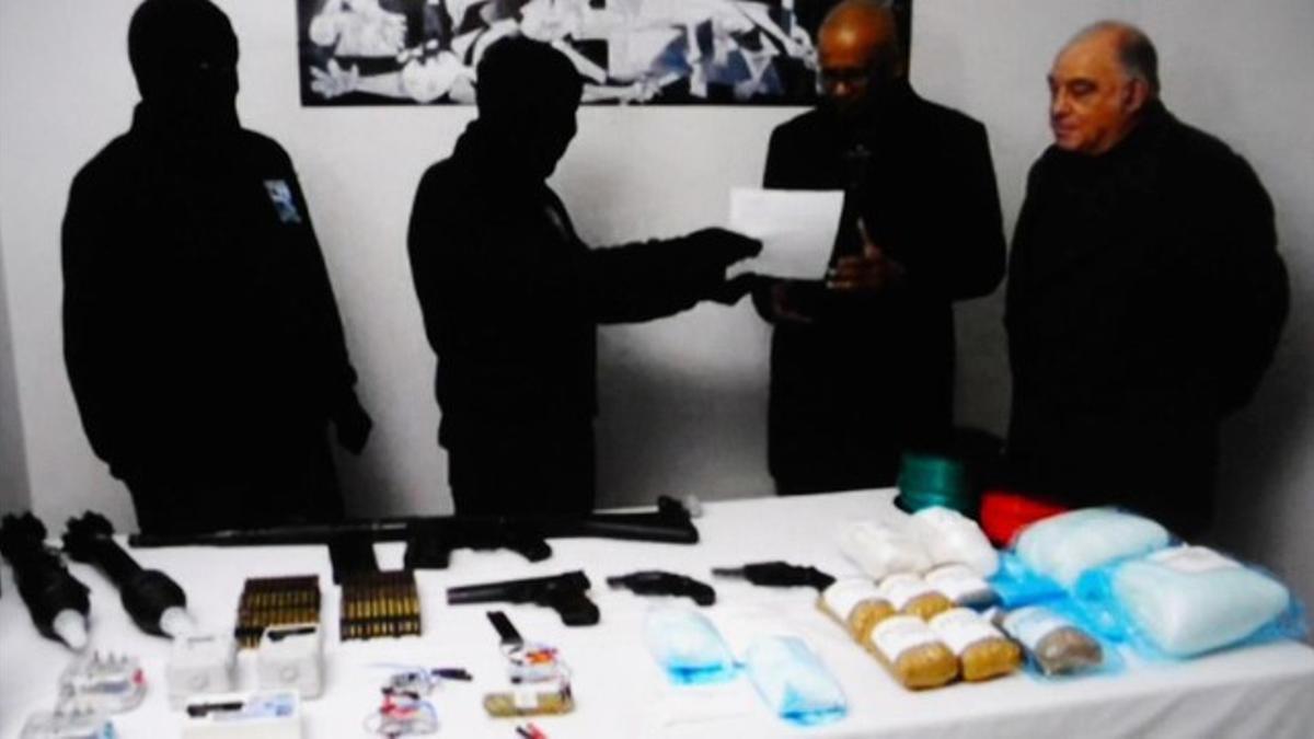 Miembros de ETA entregan parte de su arsenal a los observadores intenacionales, en febrero del 2014.