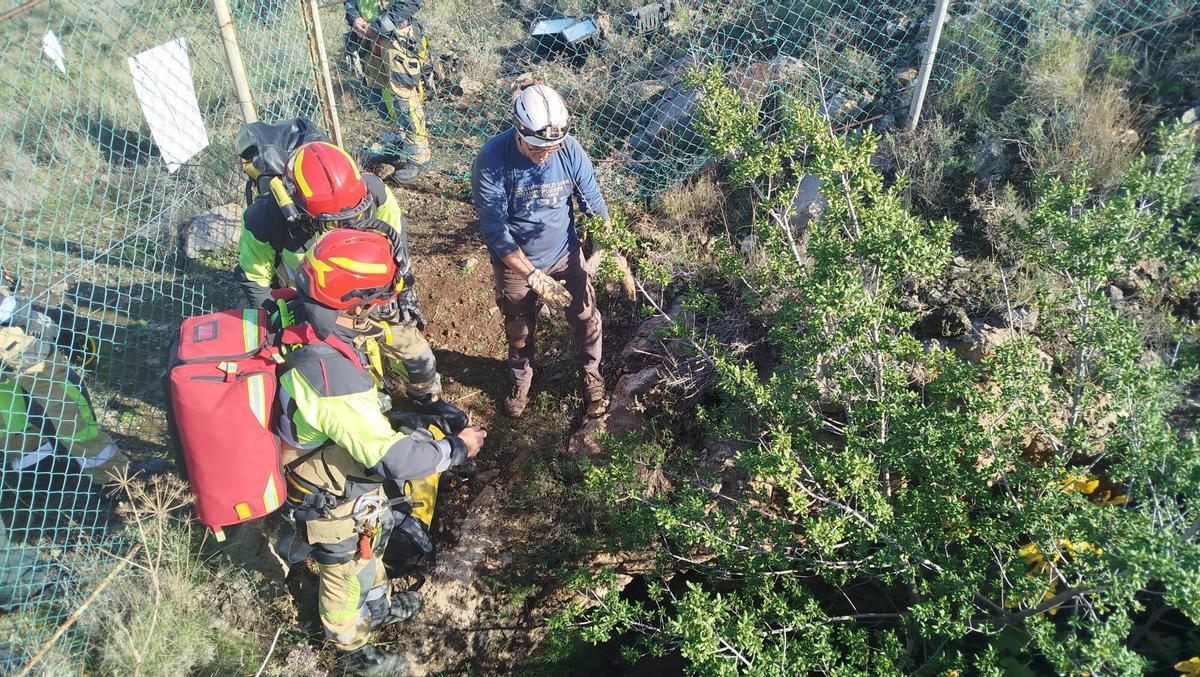 Profesionales de emergencia, ante el agujero por el cual se precipitó el hombre.