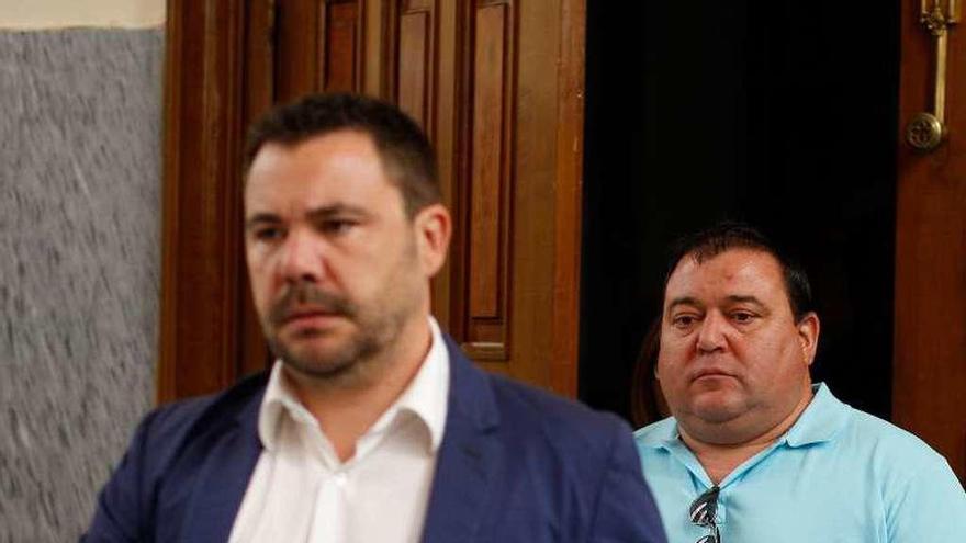 Javier Bahamonde y Vicente Fernández entran al juicio.