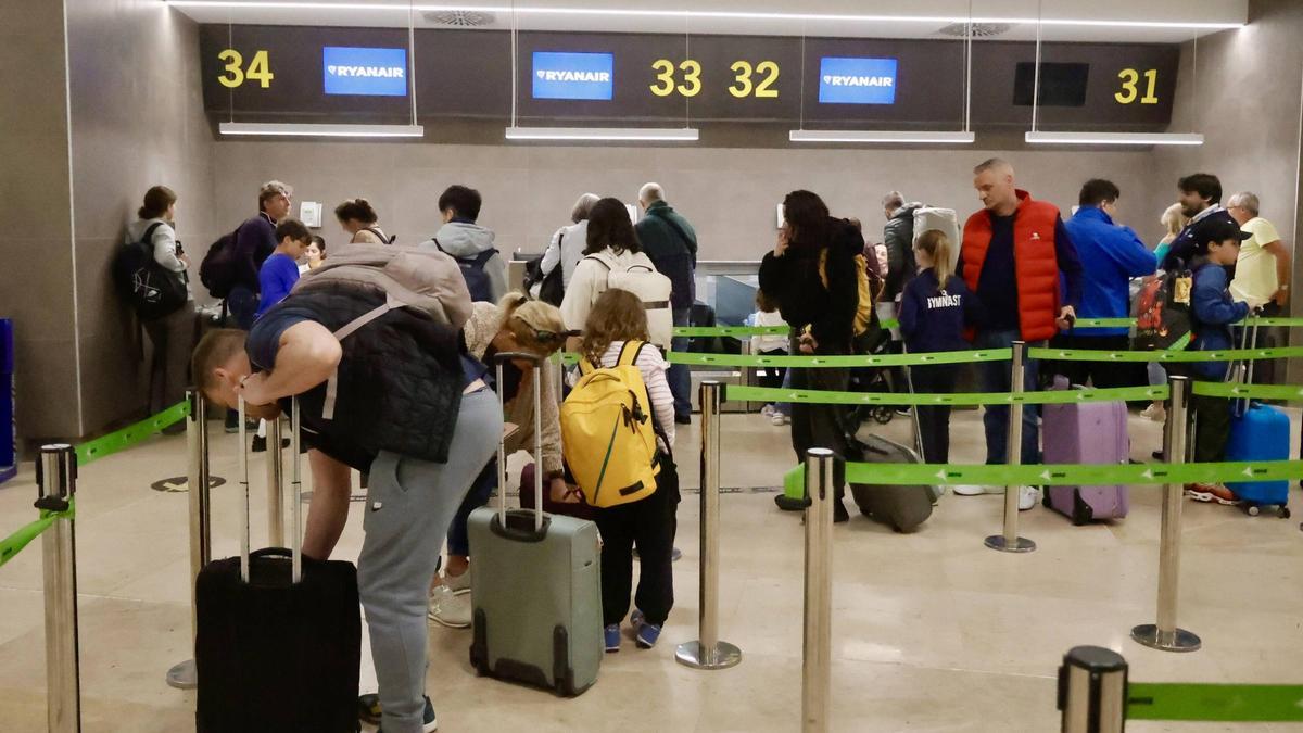 Viatgers amb destinació a Roma en l’aeroport de Manises