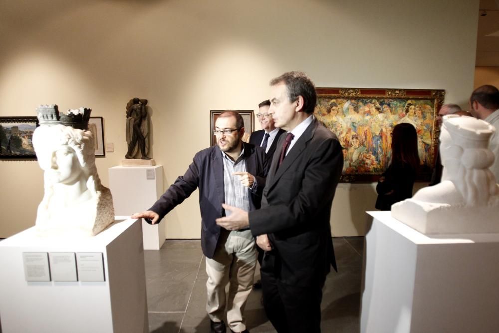 Zapatero y Puig visitan la exposición sobre la República en el MUVIN