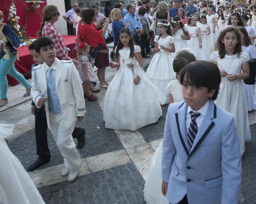 Los altares y cánticos impregnan de fiesta religiosa el casco antiguo de Alicante durante la procesión