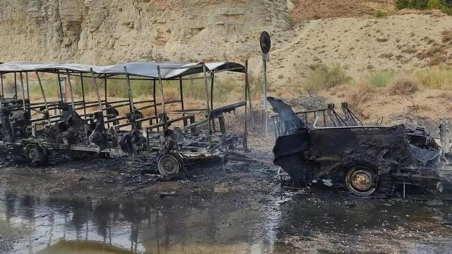 La asociación Amigos del Galacho de Juslibol atribuye a la "desidia municipal" el incendio del tren turístico El Carrizal