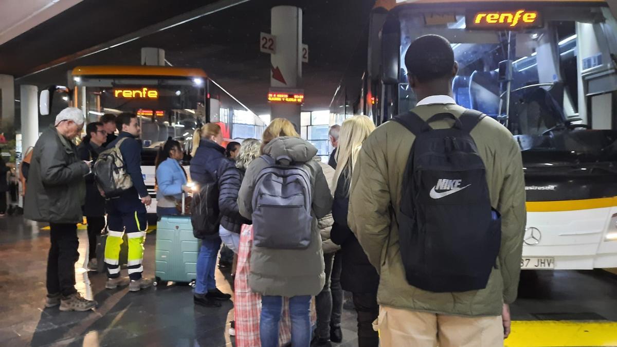 Una fila de viajeros hacen fila para subirse al autobús en la estación Delicias de Zaragoza, un servicio programado por Renfe por el corte de la línea regional de tren.